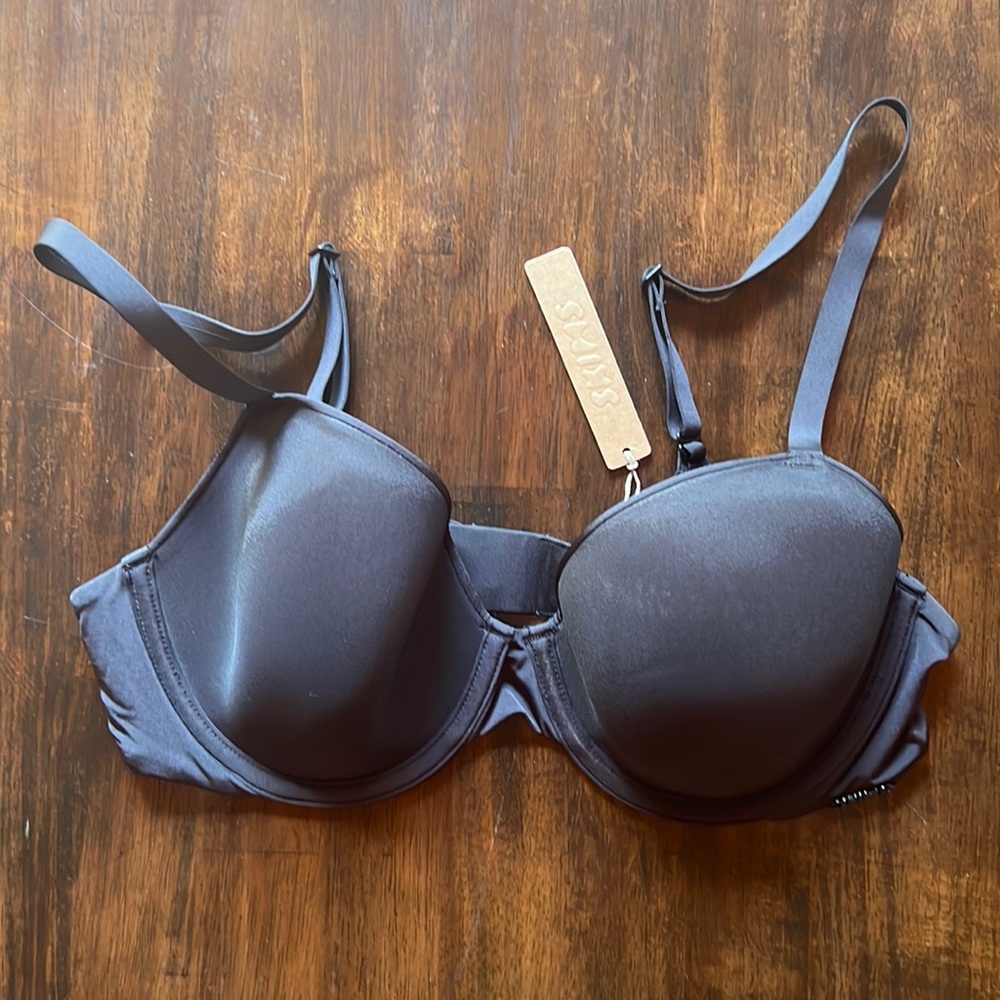 SKIMS No Show Molded Unlined Demi Bra NWT NEW